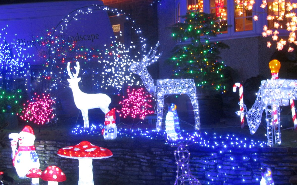 CrikeyCroydon's tweet photo. #Croydon folk: don't miss the magical, dazzling light display at #PinewoodClose, Shirley, this #Christmas. It's all for good causes too! 😀 https://t.co/A68hIShoYI