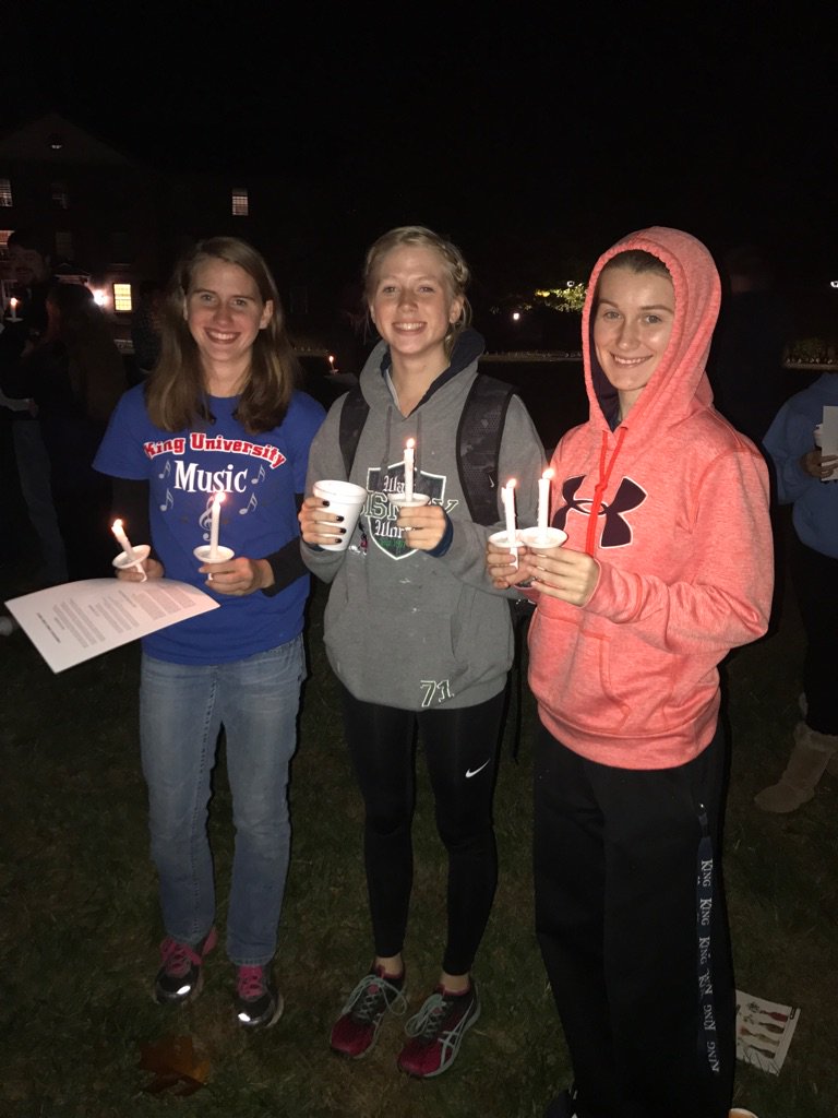 KINGU_XCTF's tweet image. Throwback Thursday to Christmas carols, hot chocolate, and apple cider around the oval! #KingTrack&amp;amp;Field #CHRISTmas