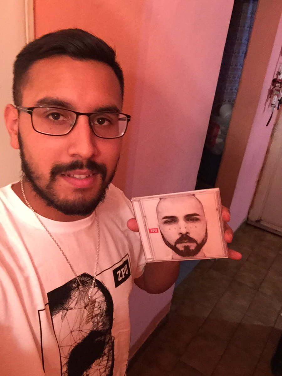 LorenzoAlfonzo's tweet photo. Se hizo larga la espera pero por fin llegó! Feliz con mi remera y mi cd firmado de 'Espejo' @ZPU #ZPUSoldado 👊🏼🎧🎵 https://t.co/RoooPB3tdn