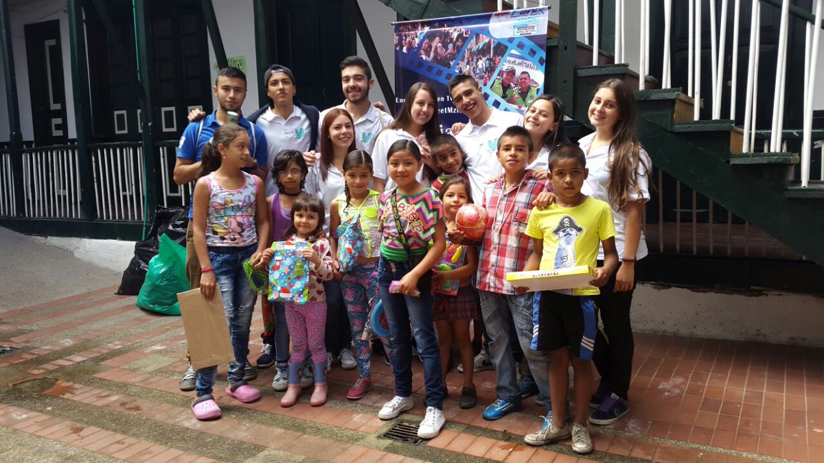 AndresRicardoPA's tweet photo. Hoy tuvimos la entrega en San José, San Cayetano y Solferino.

Ya son 4 años compartiendo la magia de sonreír 🎅

#JuguetweetManizales2016 https://t.co/UxGH8WTNei