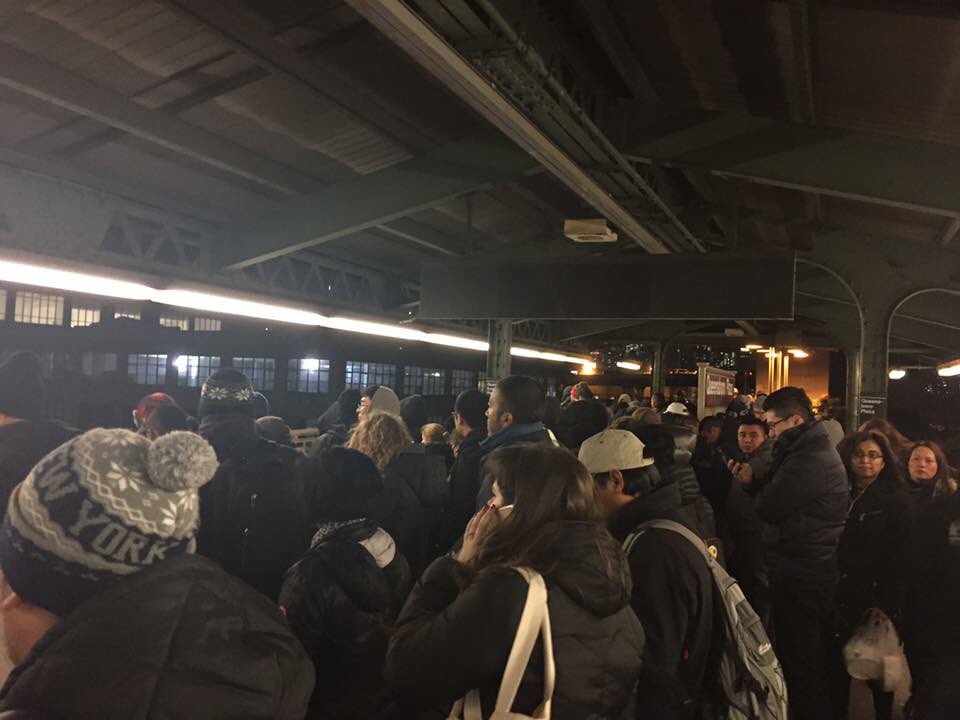 7trainblues's tweet photo. Dangerous overcrowding again on the 7. Issues nearly every day for 2 wks. Will this be the status all winter? #7trainblues #7cantwait https://t.co/Rm4MFoBKw1