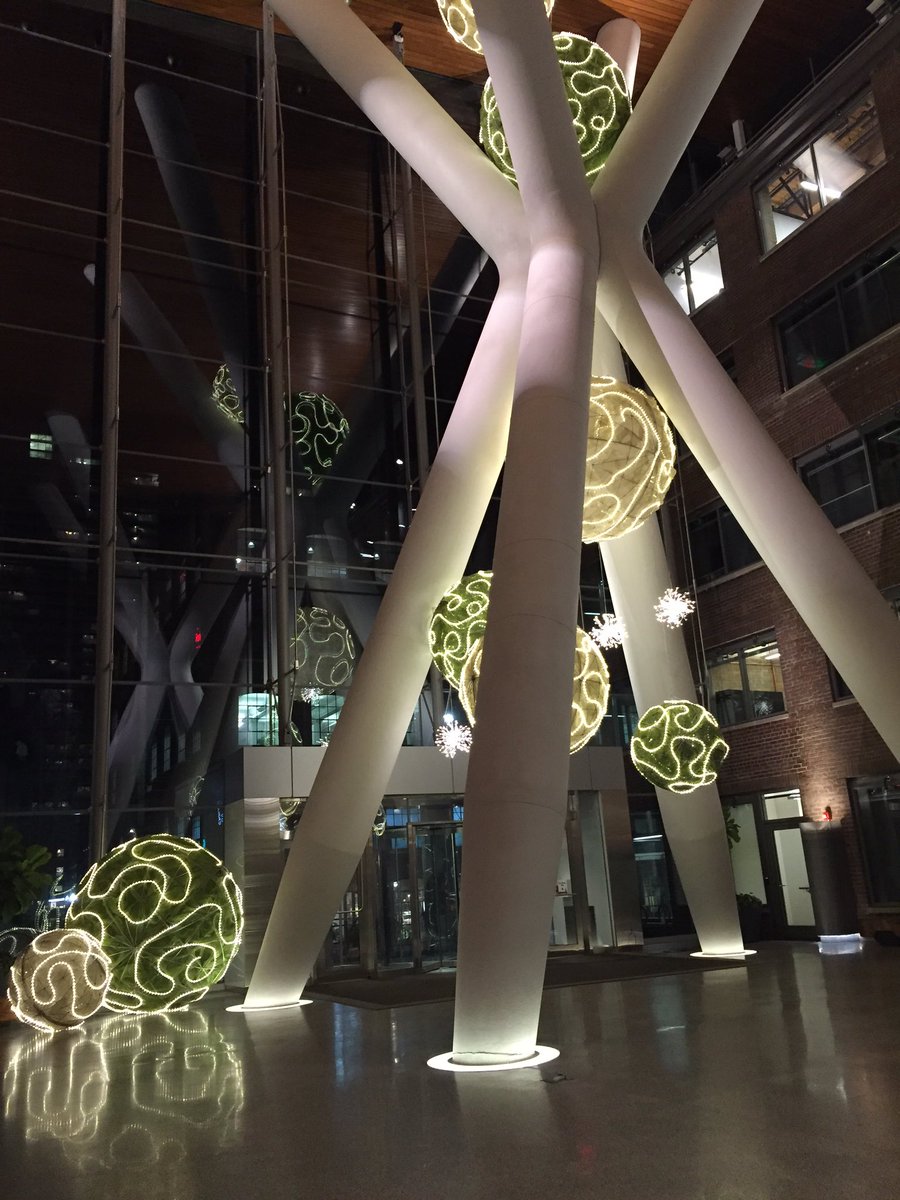 themcintoshman's tweet image. I love the #city at #Christmas @QRCWest @sweenyco