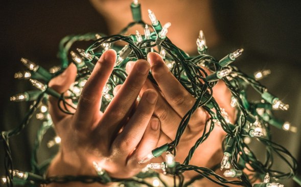 Inexpensive Ways To Decorate Your Travel Nurse Housing For The Holidays #TravelNursing #Holidays <a href="/AMNHealthcare/">AMN Healthcare</a> ow.ly/sexB306ZebQ