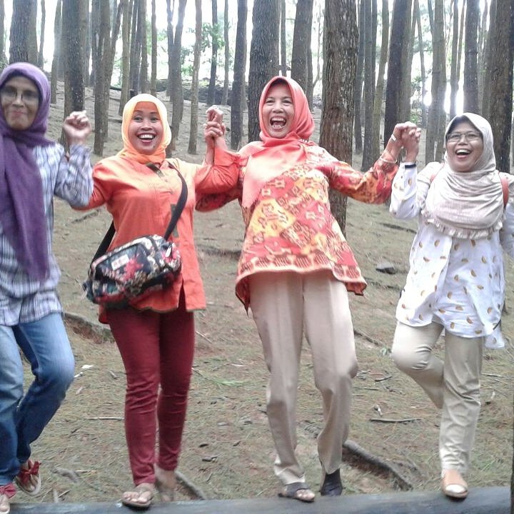 Keceriaan dalam rangka hari ibu....#hutan pinusimogiri jogyakarta