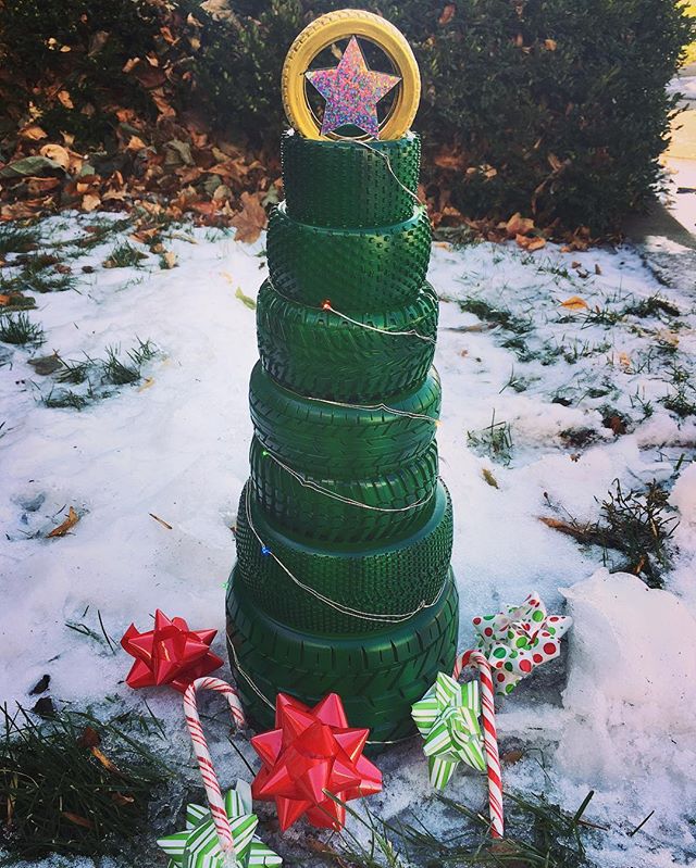hobbypeople's tweet photo. When you let the surface guys decorate the Christmas tree! 😀🎄#duratrax #tires #xmas #holidays #merrychristmas #LoveYourHobby 📷: @hobbico https://t.co/Quvk4l8Cp5