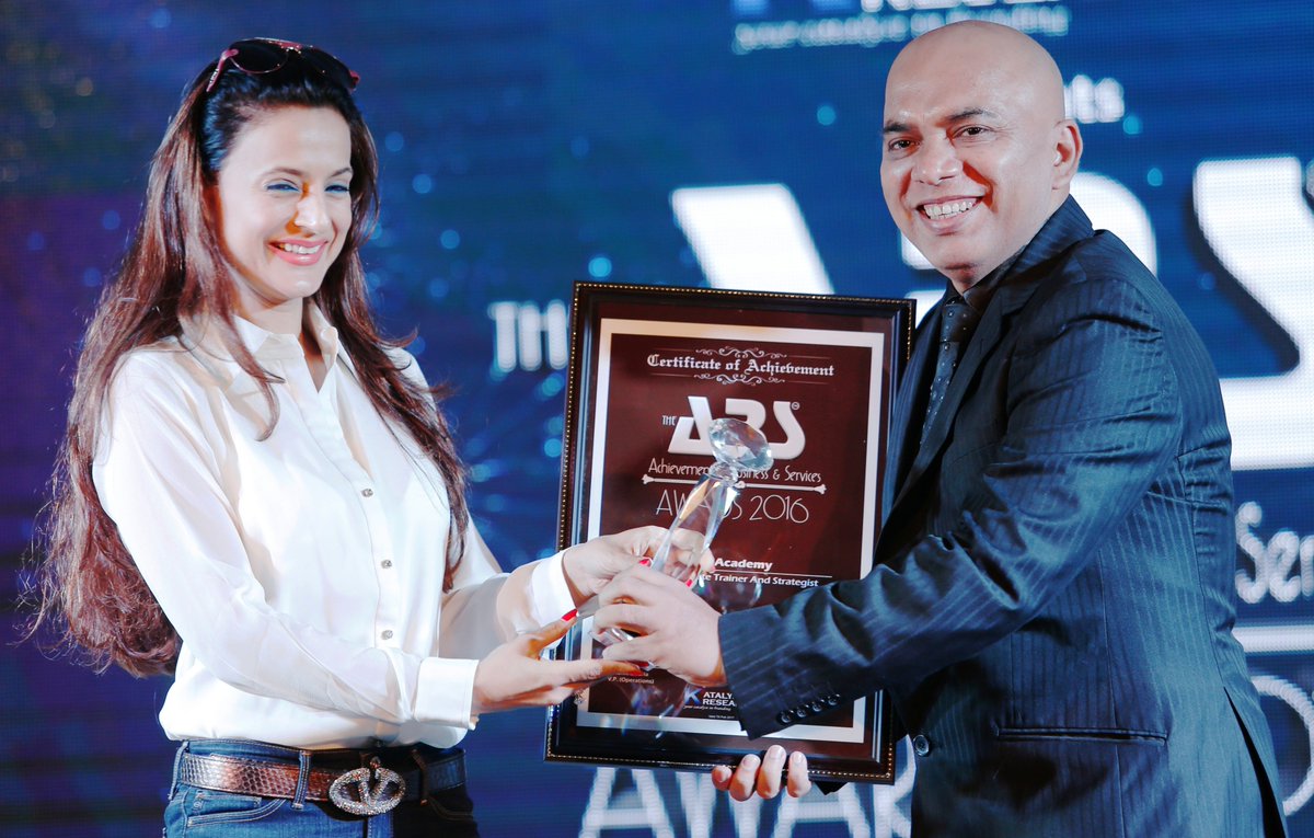 SSAA_Groups's tweet photo. #Won #best #strategist of #India #Award.Award was #presented By #Bollywood #Actress #Ameesha #Patel. #NLP #Communication #Motivation #EQ #IQ https://t.co/U1SdrCrETQ