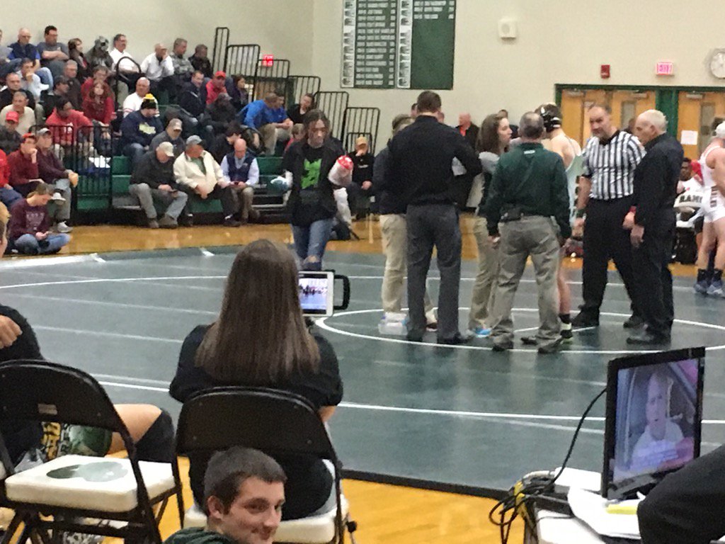 CDFHvarsity's tweet photo. We see you @Sydneybreen_!! #CDFHPride #LetsGo @CDWRESTLE https://t.co/DpOro6IoWm
