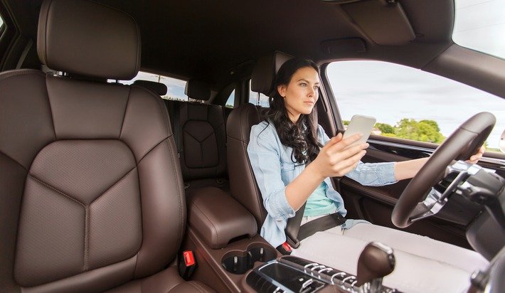 PNGINS's tweet image. Is Apple planning augmented-reality technology for cars? Some say it's likely: otbd.it/H4JANy