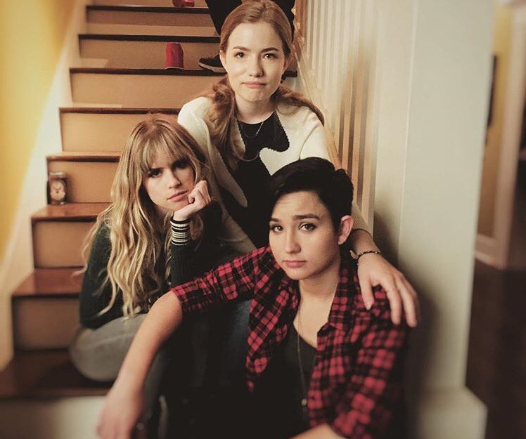 thesurvlvorgirl's tweet photo. Hanging out with 1 of these gals tonight so I thought I'd post this throwback!! #whatismyface https://t.co/1ufVNibyU3