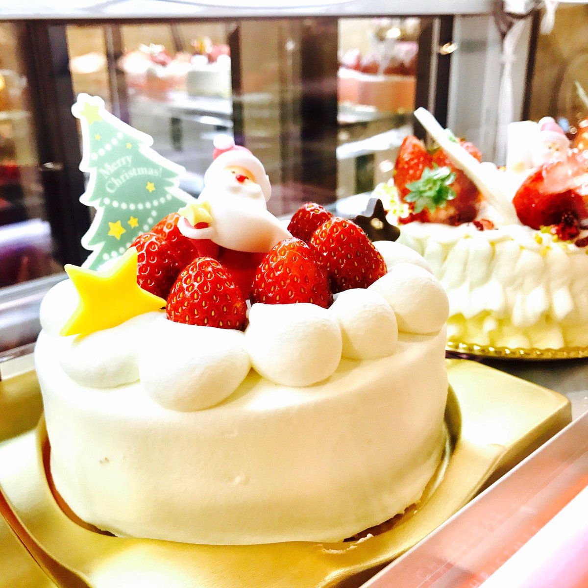 西武渋谷店 Twitterissa クリスマスケーキが並べられたショーケース ツヤツヤなフルーツや 濃厚なココアパウダーがとっても美味しそうです 今日の〆は あまいデザートにしませんか 渋谷 ケーキ