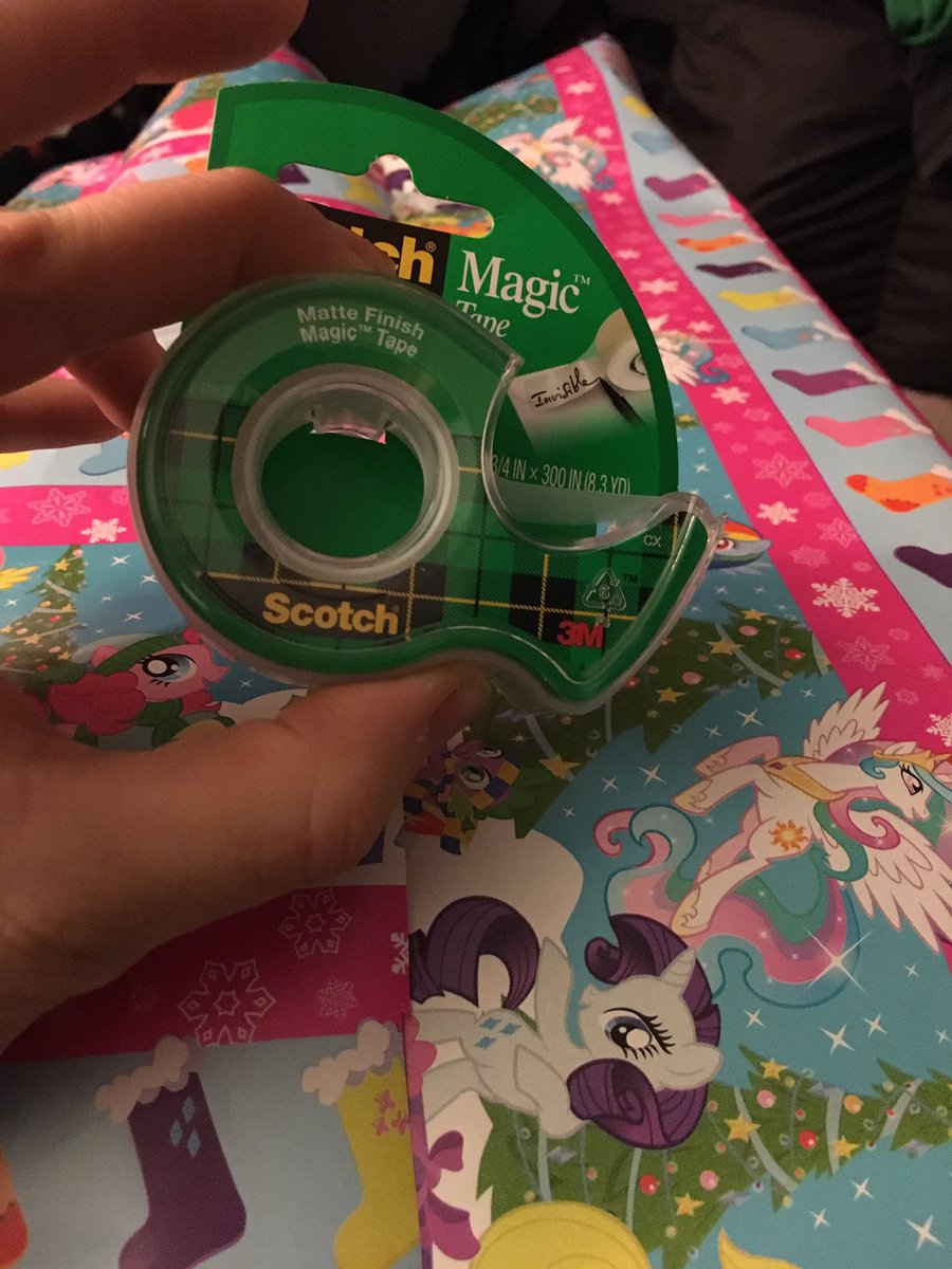YourSoRad's tweet image. Noticed this nice little UX update in the wild while wrapping gifts. Well done @ScotchProducts the thumb -rest is a nice touch.