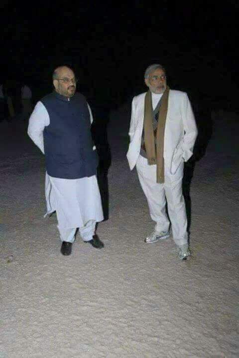 shadmalik0786's tweet photo. ऐसा लग रहा है किसी टापू पर स्मगलर माल डिलेवरी का इंतेज़ार कर रहे है///
#NarendraModiCHORhai 
@OfficeOfRG @ajaymaken @abkadir01 @siona_gogoi https://t.co/lxhjAnCeYS