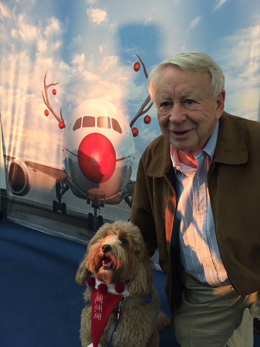 Living_Riveted's tweet photo. Griffey giving some holiday cheer to A traveler at Dulles who didn't have a phone/camera thank u @pet_partners and
#UnitedPawsDonatiion https://t.co/0DMZKOfkcH