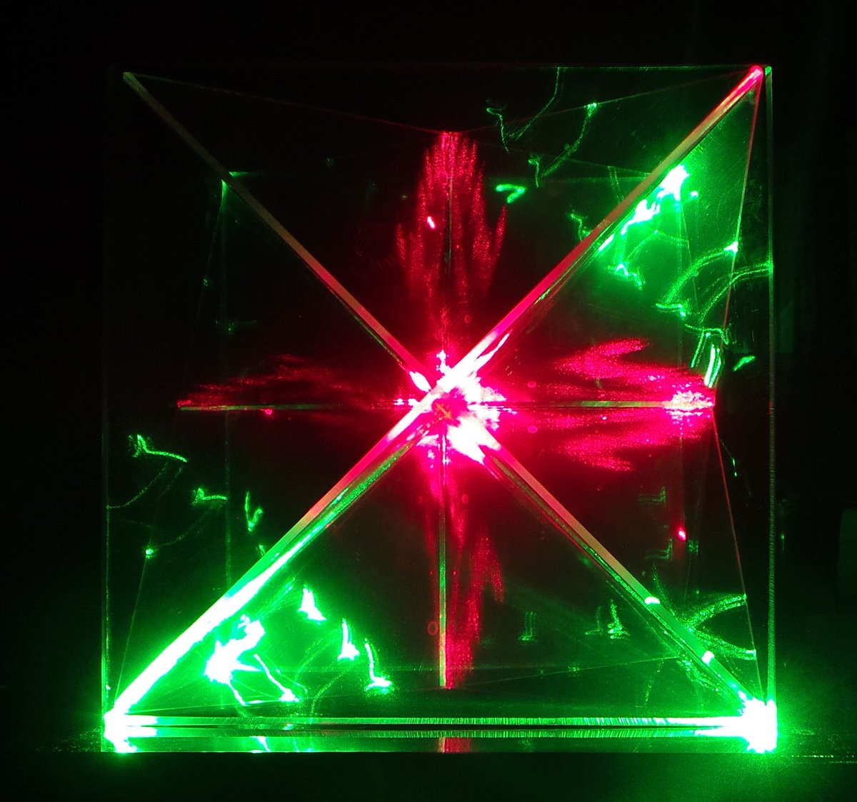sharkgallium's tweet photo. Laser track test for #Christmath by #mathart work "Symmetric mirrors- Vedic cube series creation". Still have uneven reflection problem. https://t.co/QEl0J2tpDg