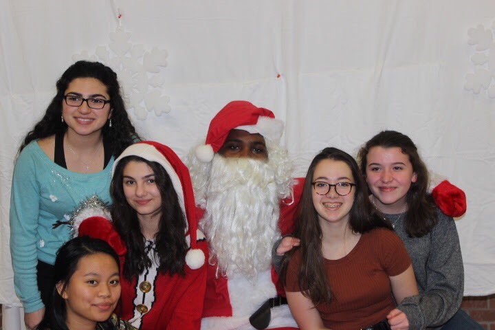 LBPStuCo's tweet photo. HEY PANTHERS💙💛💙                          Here's a sneak peak of your santa pics , dm us to get yours 🎅🏿🎅🏿❤️ https://t.co/nDP3y4drQx