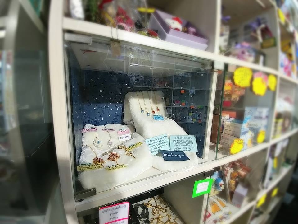 홍콩에있는 오프라인샵에서도 하롱살롱을 만날수있게되었습니다
1월말 별빛시리즈 등 몇종 더 소량 추가될예정입니다. 
홍콩에 가깝게 계신분들은 들려봐주세요
Sino Centre - Sino Centre -129호
goo.gl/maps/zSARMHunG…