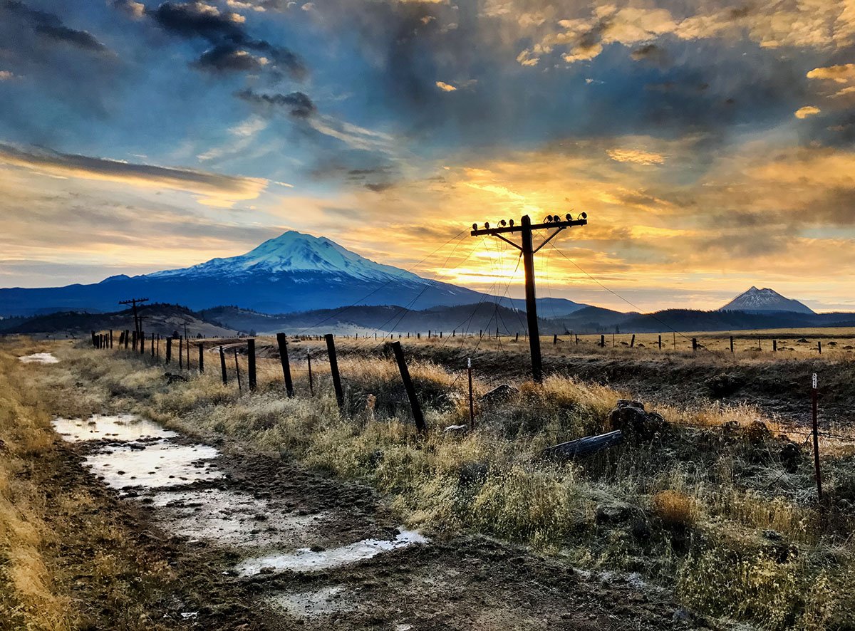 kennerly's tweet photo. #Shasta #sunrise this morning south of Weed, #California with @NickKennerly and James Kennerly #iPhone7Plus #ProHDR https://t.co/eCy6U0bI4Q