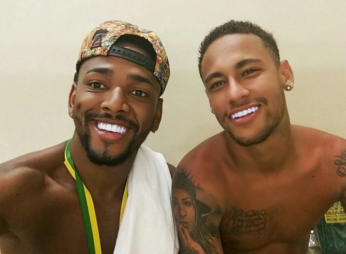 neymarhappiness's tweet image. os dentes mais brancos q vc respeita