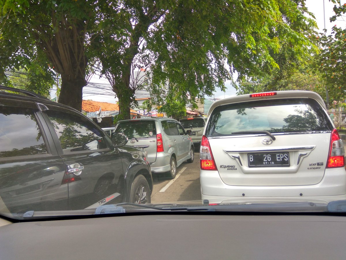 Pak Polisi <a href="/TMCPoldaMetro/">TMC Polda Metro Jaya</a> tolong lampu lalin di P-4 jl. Panjang kbn jeruk arah RCTI diatur  kembali kr sll macet.