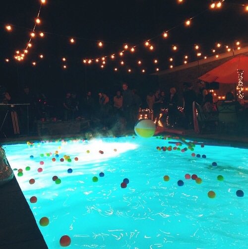 famymiddle's tweet photo. POOL PARTY!¡ https://t.co/FglaMRBhZO