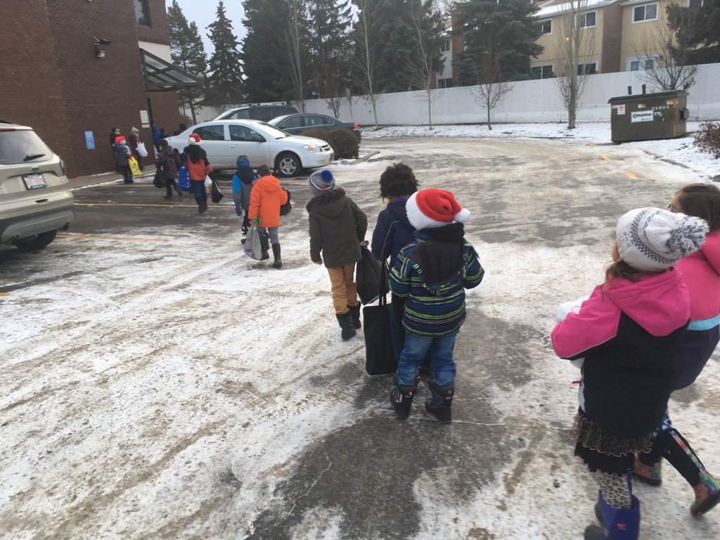 How exciting it was to see the grade 1's in 1C and 1D donate food to the food bank today!!  #SocialJustice #flg