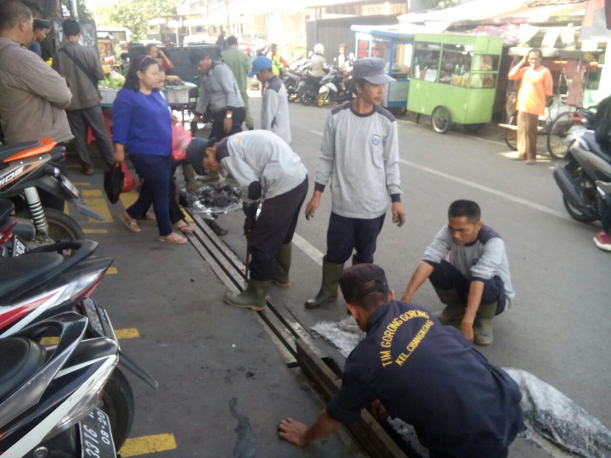 D_Sopyana's tweet photo. @ridwankamil @PemumBdg @dbmpkotabdg @bplh_kotabdg bersihkan draenase dan jln.cibangkong23 des 2016.moga air kotornya lancar dan bersih cbnk https://t.co/V3ZZSKkkJw
