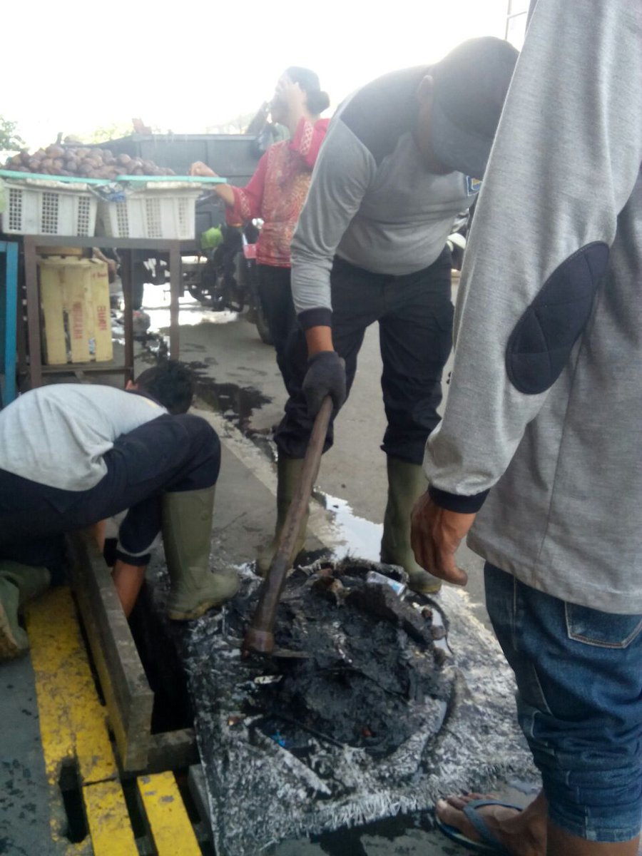 D_Sopyana's tweet photo. @ridwankamil @PemumBdg @dbmpkotabdg @bplh_kotabdg bersihkan draenase dan jln.cibangkong23 des 2016.moga air kotornya lancar dan bersih cbnk https://t.co/V3ZZSKkkJw