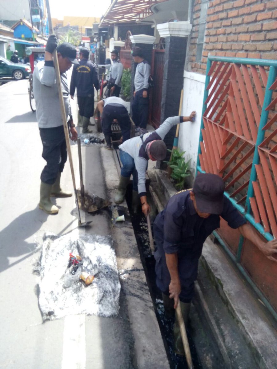 D_Sopyana's tweet photo. @ridwankamil @PemumBdg @dbmpkotabdg @bplh_kotabdg bersihkan draenase dan jln.cibangkong23 des 2016.moga air kotornya lancar dan bersih cbnk https://t.co/V3ZZSKkkJw