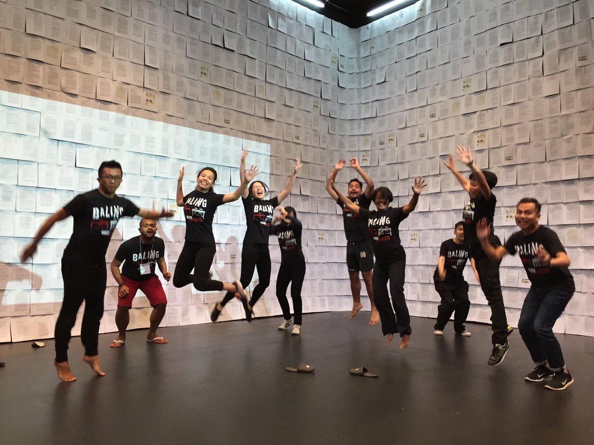 FiveArts's tweet photo. It's a wrap! #Baling2016 Tour team wishes all a wonderful new year! Don't let things keep you down! https://t.co/WK7u9wn5wH