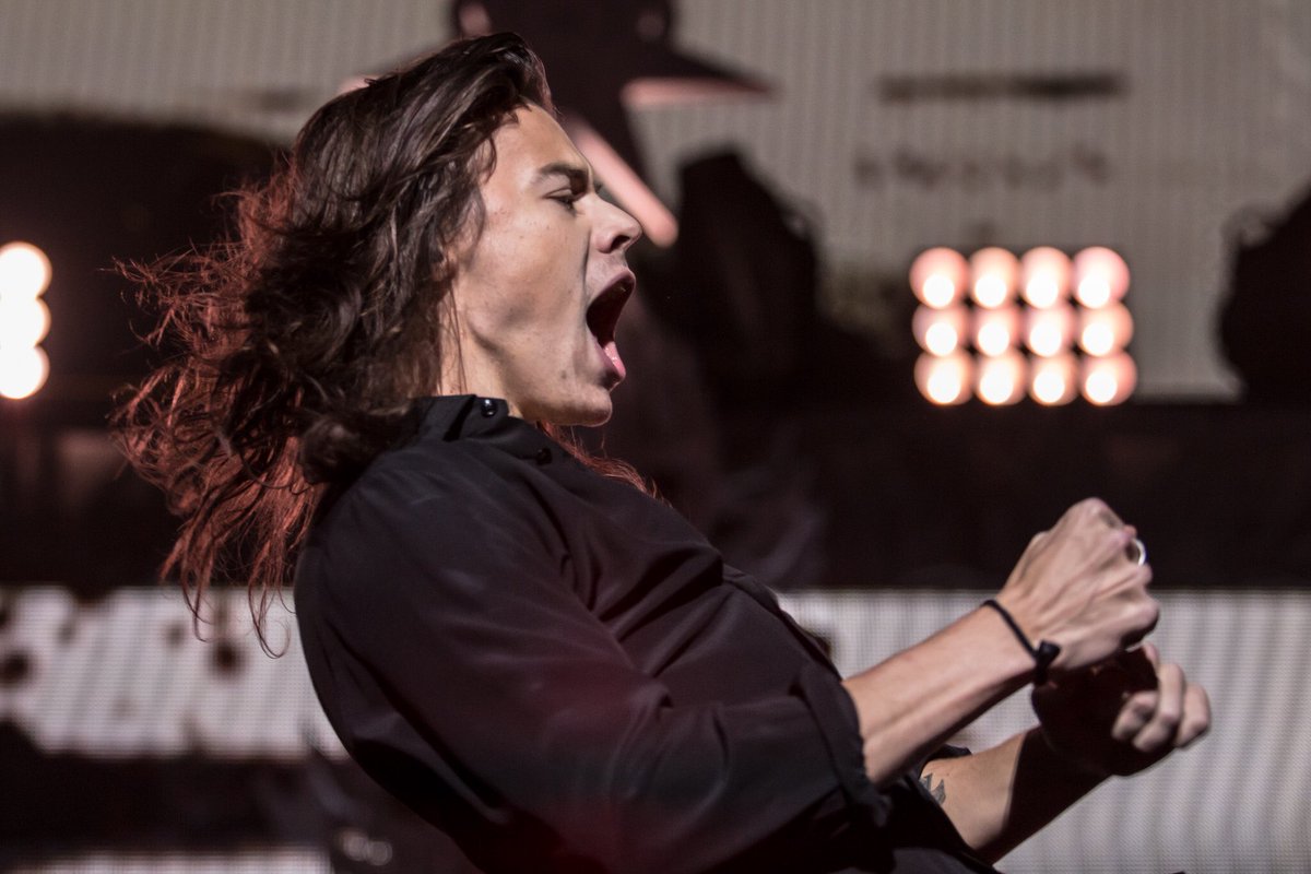 NathanArmstrong's tweet photo. Harry Styles at @iHeartRadio's Jingle Ball Dallas 2015. https://t.co/w9xoYBbOi4