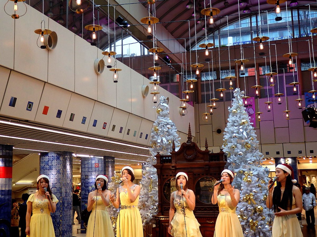 京都ポルタ Twitter પર ただいまポルタプラザにてクリスマスライブを開催中 今日はyellow Mellowの皆様です 女性６人のアカペラ グループ ステキなクリスマスソングを一緒に楽しみましょう 次は15時 17時 です