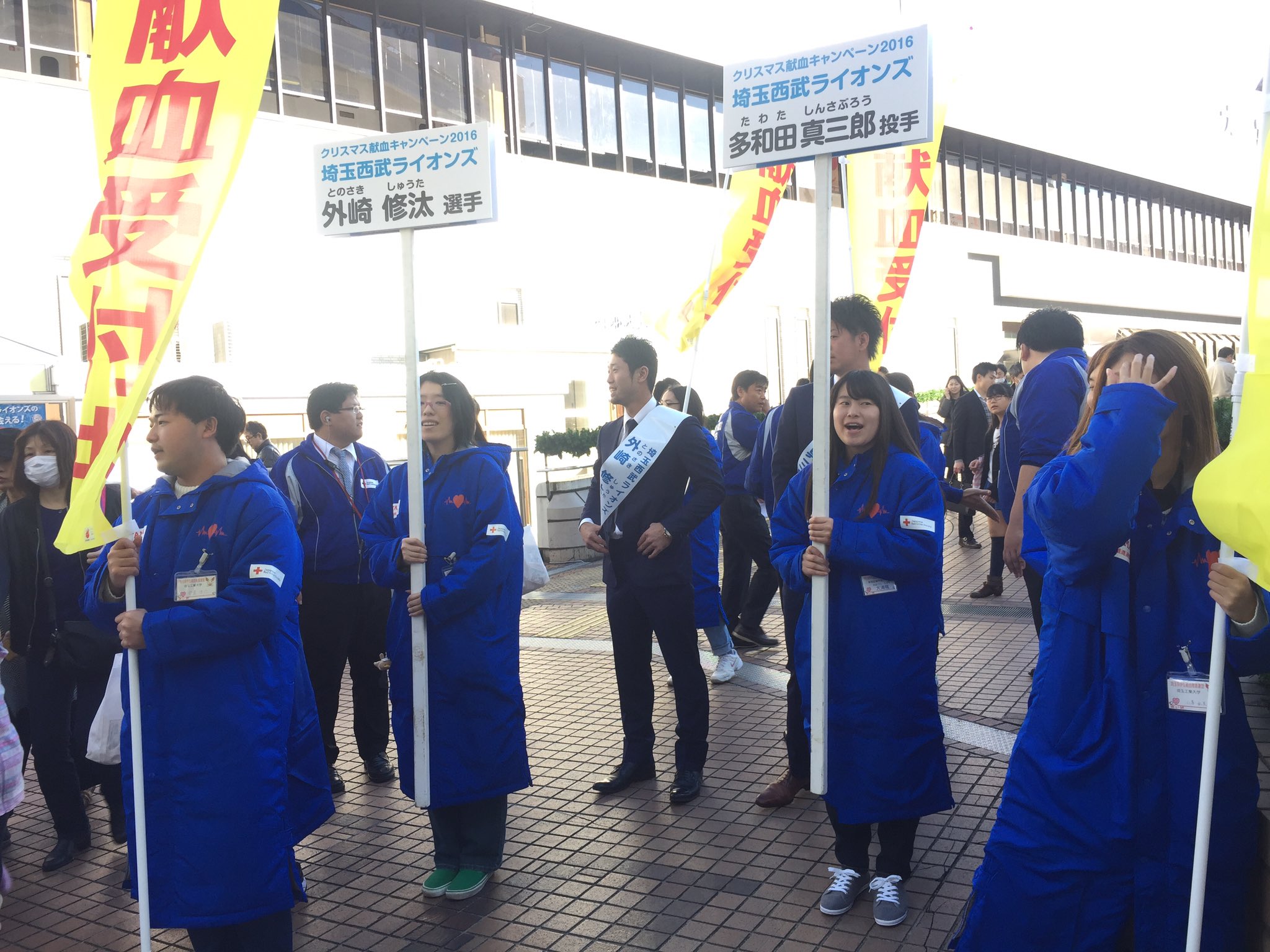 埼玉西武ライオンズ このあと13 から大宮駅西口コンコースにて多和田投手と外崎選手のトークショー 現在 2選手は西口デッキ上をパレードしながらステージへ移動中です Seibulions Npb クリスマス献血 T Co Lzbe8bkhkc Twitter