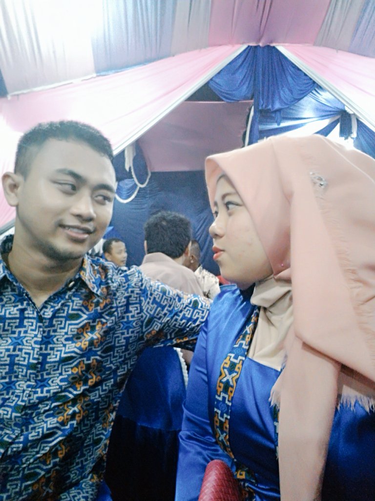 Qndutz's tweet photo. Kau menghangatkan setiap jejak kaki ku melangkah #missyou#loveyou#myhusband😗😚 https://t.co/VhhWO7G4yT