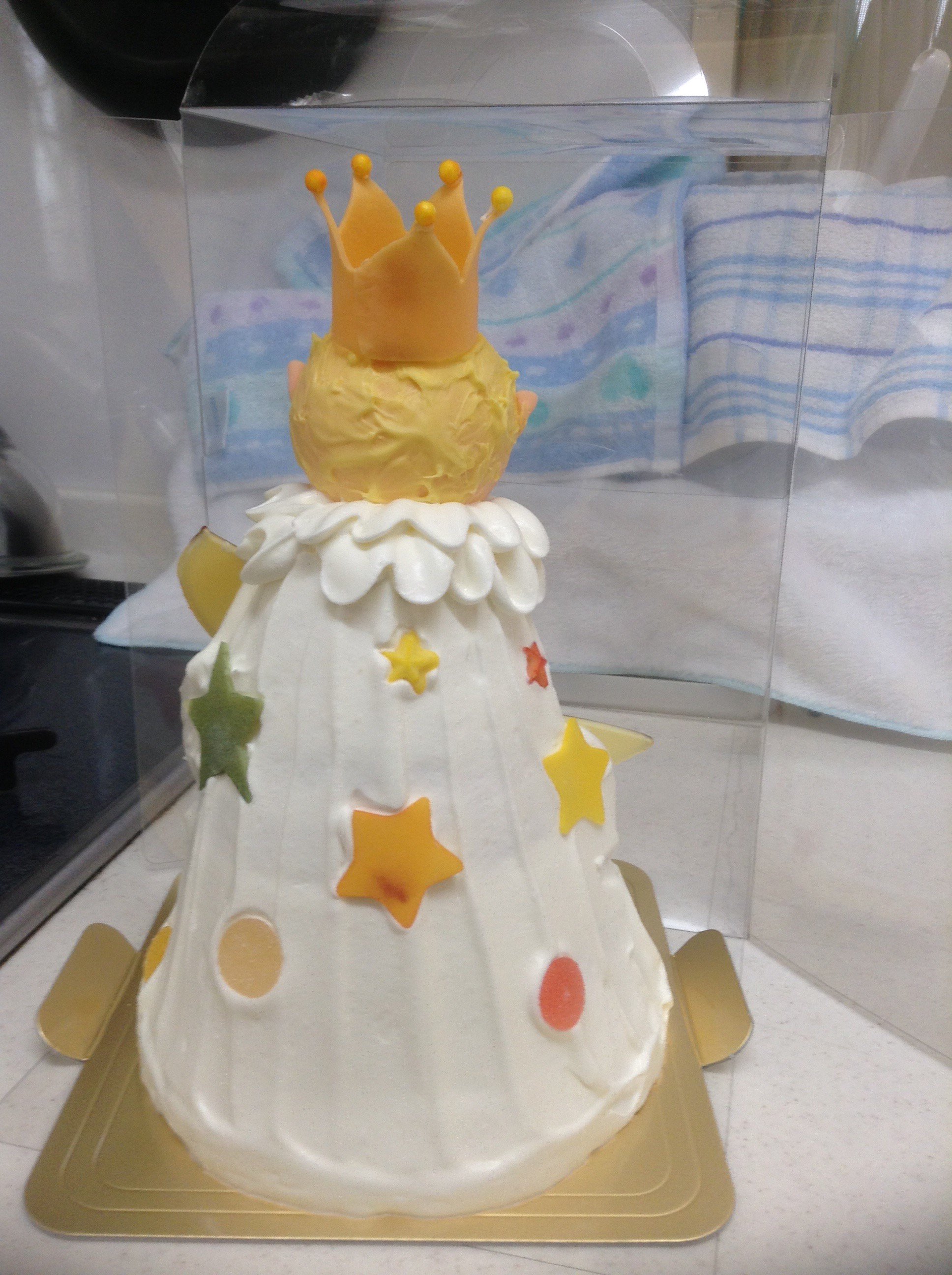 ゆゆゆしき リリエンベルグのクリスマスケーキ 上がカスタードクリームゾーン 真ん中がピスタチオ苺ゾーン 下がフランボワーズチョコゾーン 顔や月はチョコで 胴体にチョコやグミがデコレーションされてて 大変おいしかった 素晴らしいバランスの