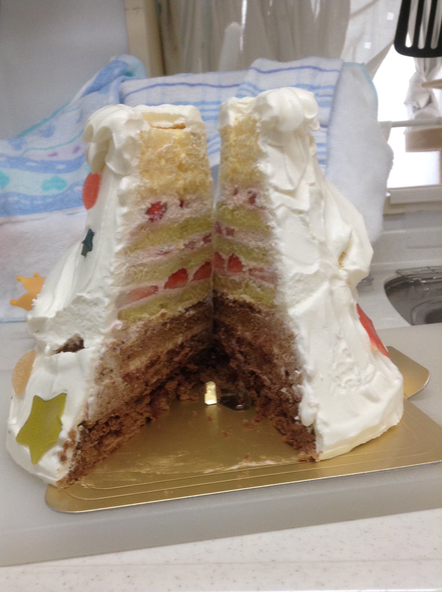 ゆゆゆしき リリエンベルグのクリスマスケーキ 上がカスタードクリームゾーン 真ん中がピスタチオ苺ゾーン 下がフランボワーズチョコゾーン 顔や月はチョコで 胴体にチョコやグミがデコレーションされてて 大変おいしかった ゆゆゆしき リリエンベルグのクリスマスケーキ 上がカスタードクリームゾーン 真ん中がピスタチオ苺ゾーン 下がフランボワーズチョコゾーン 顔や月はチョコで 胴体にチョコやグミがデコレーションされてて 大変おいしかった