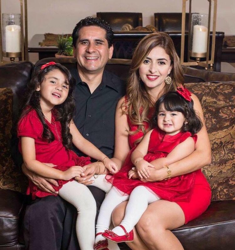 ManuelMedinaSA's tweet photo. The Medina Family wishes you a Merry Christmas! Happy Holidays from Manuel, Janeth, Michelle Marie and Sophia 🎄♥️🎅 #MedinaForSA https://t.co/mBOR1jHCCY