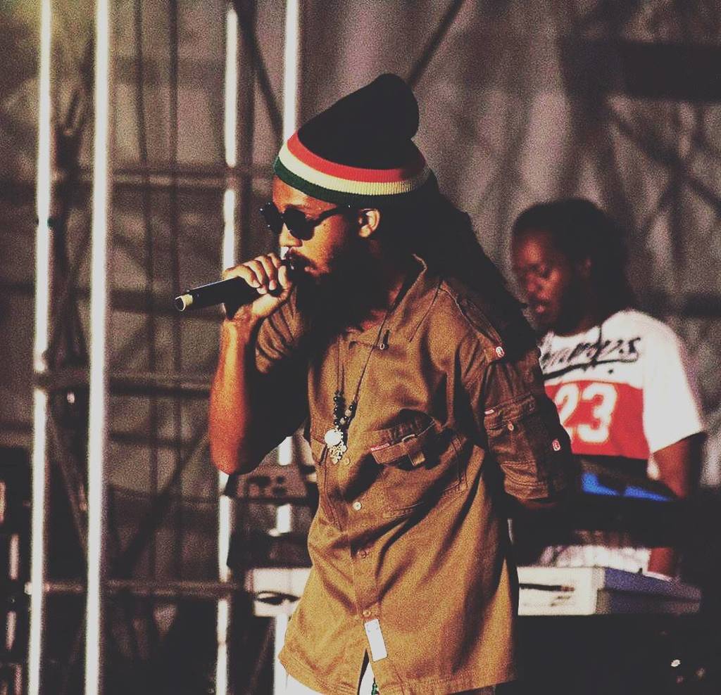 TeamReggaeMusic's tweet photo. #reggae #reggaemusic #Rp  @dre_tosh・#dretosh #cominginhot and #emceekane firing some #rifl… https://t.co/SMCKKR3RlD https://t.co/k5Bu4HzZl3