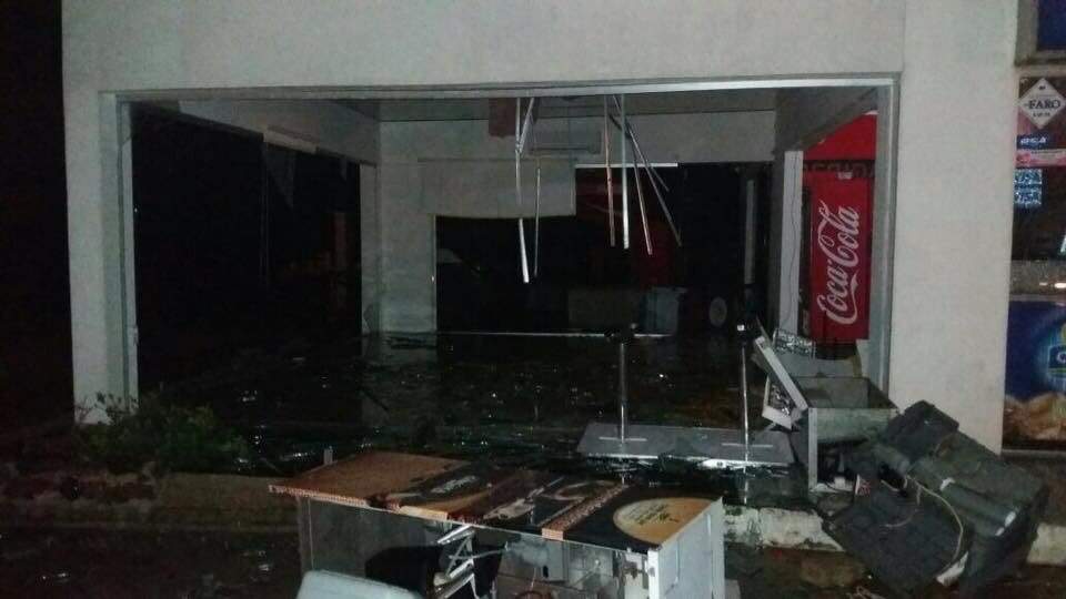 silgoicoechea's tweet photo. Fuerte temporal con granizo en Pan de Azúcar y San Carlos. Árboles caídos, autos c parabrisas rotos, voladura de techos, casas inundadas https://t.co/q0yYTPnJG9