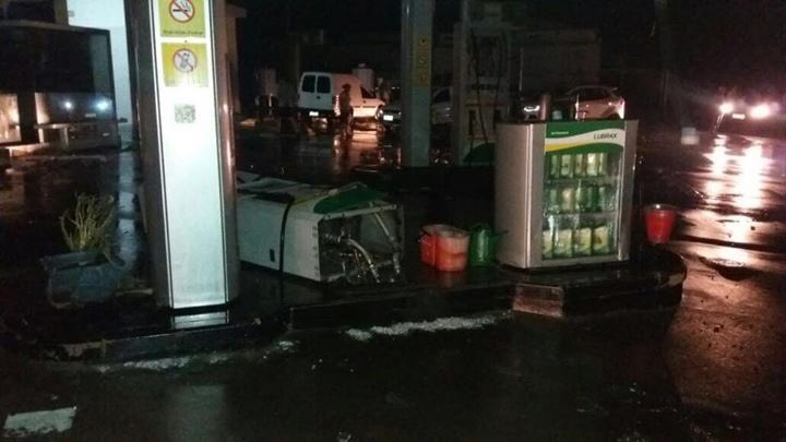 silgoicoechea's tweet photo. Fuerte temporal con granizo en Pan de Azúcar y San Carlos. Árboles caídos, autos c parabrisas rotos, voladura de techos, casas inundadas https://t.co/q0yYTPnJG9