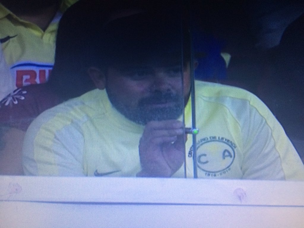 Conozcan a #LordLáser del Azteca 😡

RT masivo para darlo a conocer y que lo saquen del estadio

bit.ly/2h7n50s