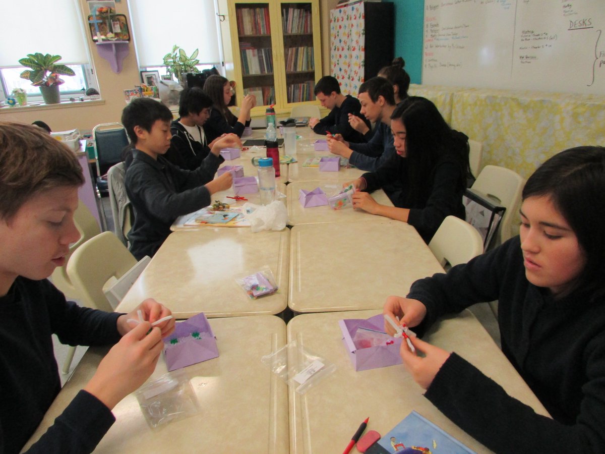 ReadPhilToronto's tweet photo. CRAFTS FOR BOOKS! a Beaded Star workshop for Grade 8 @CsHoly students. they were encouraged to donate children's books. #ProjectLiteracy https://t.co/dtm51uIqXY