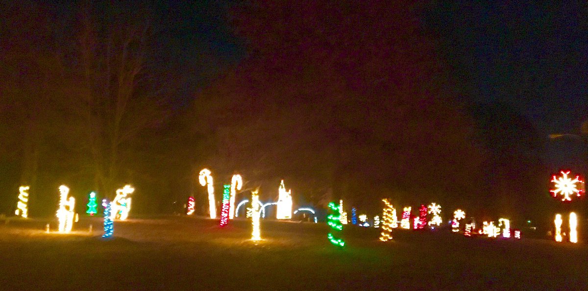 BHubMusic's tweet photo. I bought a bunch of extension cords and scooted all my neighbor's lights over to my yard. 😝
#merrychristmas #prank #humor #funny https://t.co/V1lYGGillm