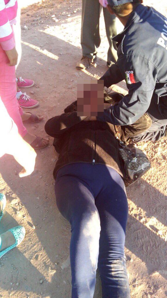 ComisariaH's tweet photo. #Trabajamosportuseguridad AUXILIAMOS A PERSONA DEL SEXO FEMENINO LESIONADA POR CAÍDA https://t.co/Gp3G9pRhn1