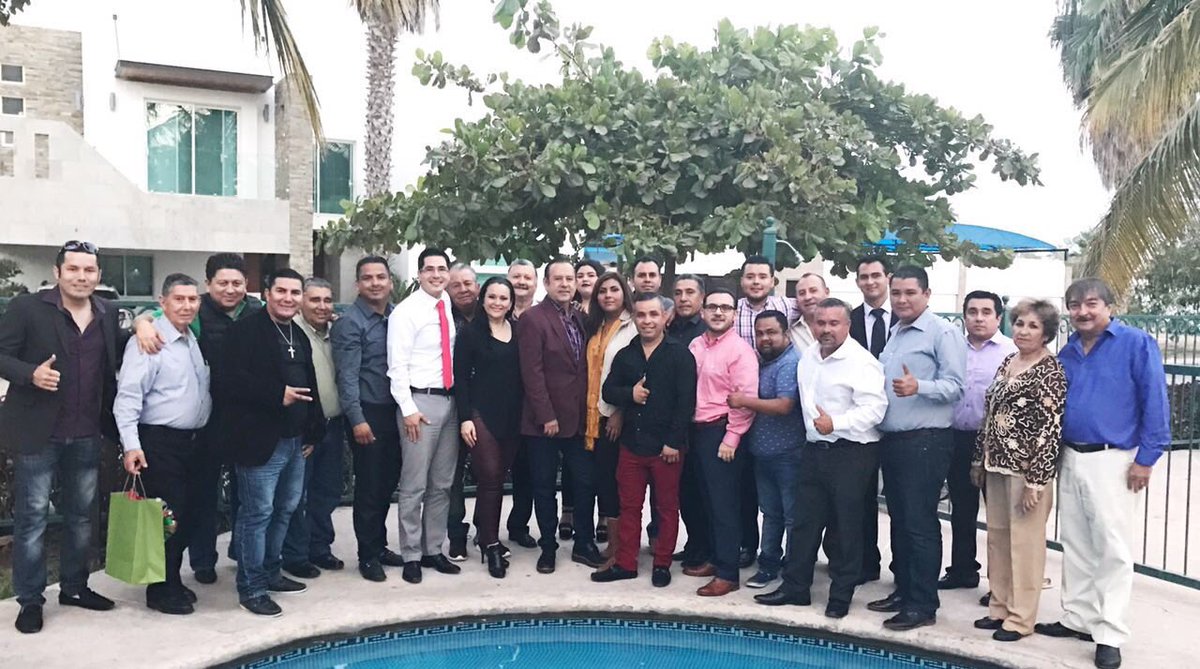 abrahamibarra33's tweet photo. Grandes momentos de la vida se disfrutan con paz y armonía.Sin duda somos un gran equipo senador @AaronIrizar @ppuribe #PosadaAaronista2016 https://t.co/SPRC9hKDaJ