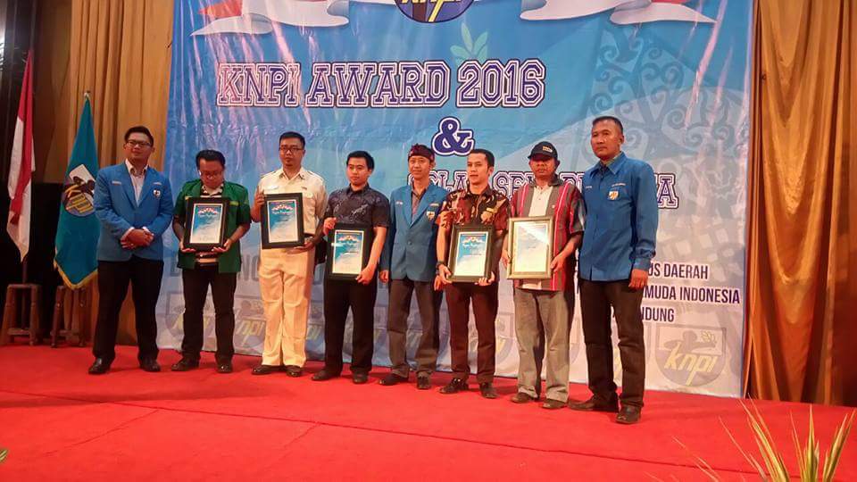 AMS Kota Bdg terima Penghargaan dari <a href="/knpikotabdg/">KNPI Kota Bandung</a> dlm acara KNPI AWARD 2016 untuk Kategori Organisasi Masyarakat di <a href="/Grand_pasundan/">Hotel Bandung</a>. (22/12)