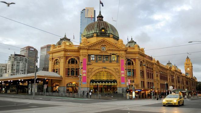 Radio3tweet's tweet photo. #Berlino scende dai vertici della gerarchia della stampa estera, ora il terrore si sposta in Australia, a #Melbourne https://t.co/cvd2VUytgP https://t.co/oHZwjlMION