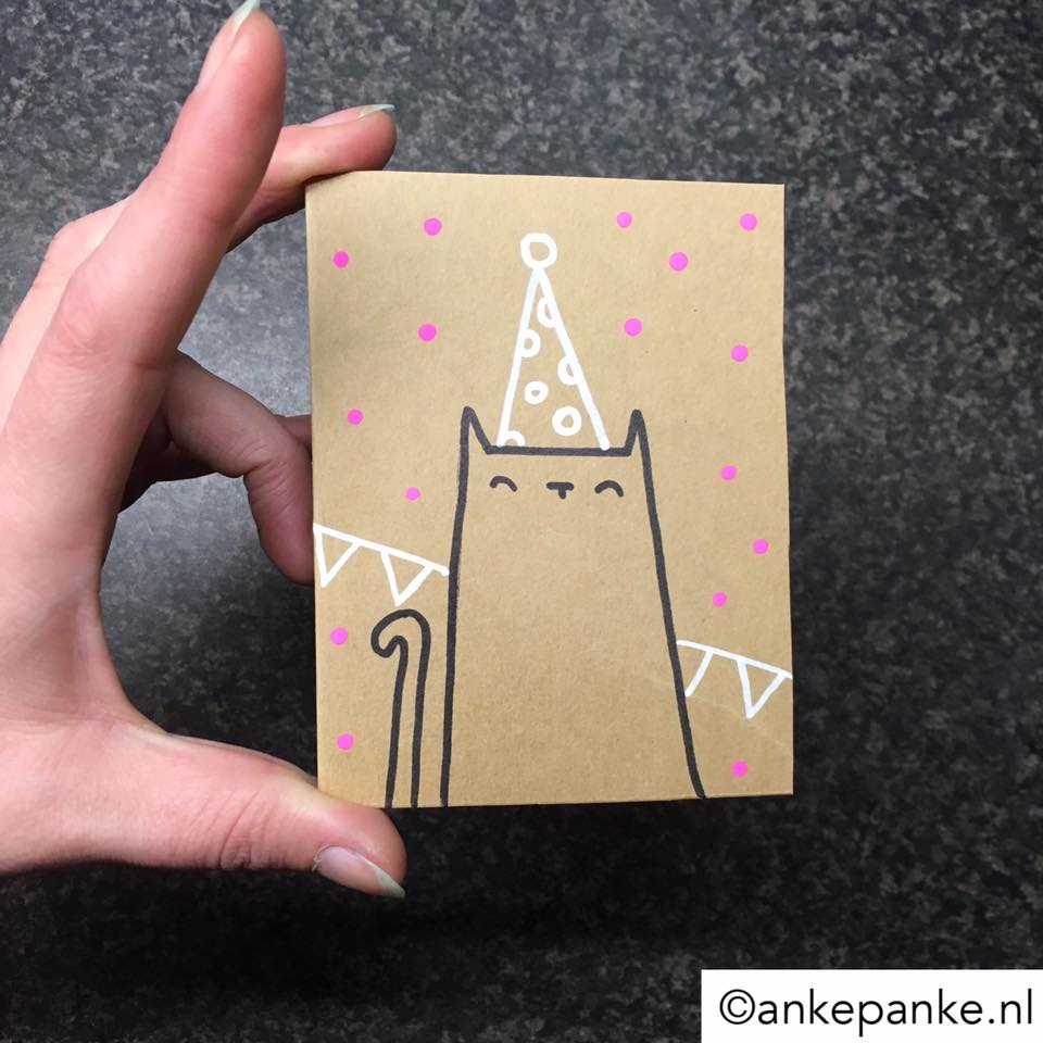 Voordeel van creatief zijn is als je snel een verjaardagskaart nodig hebt, je de kaft van een notitieboekje verknipt, stiften pakt en voilá!