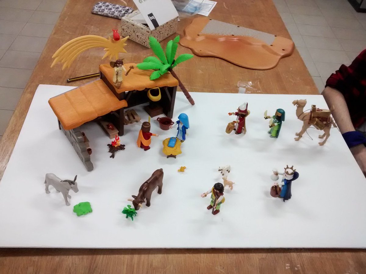 ColegioLiceoPaz's tweet photo. En la actividad de robótica han realizado un Belén móvil con figuras de #PLAYMOBIL como colofón del trimestre. https://t.co/kzkDRRlQVW https://t.co/6dGb4NUO47