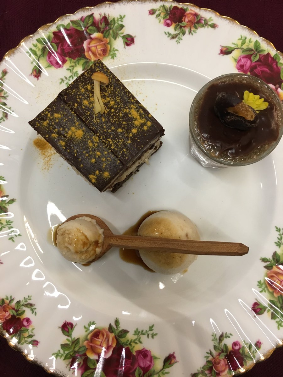 planetstraight's tweet photo. A foraged feast... and divine puddings! @MushrooMina @CraigEdibleLeed https://t.co/Puv0kbkDNf … #theveganblogger #vegan #food https://t.co/nLYOXljOHX
