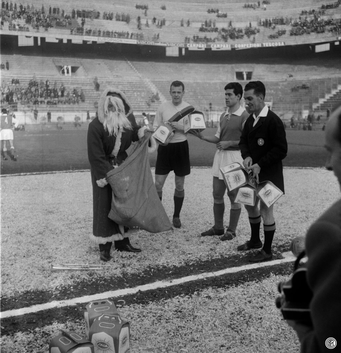 Inter's tweet photo. Quando non c'era la sosta... @MondoFutbolCom ci racconta alcune partite del passato giocate durante le feste 👉 https://t.co/o0ZOzQuaxD #FCIM https://t.co/3EX7BxssEt